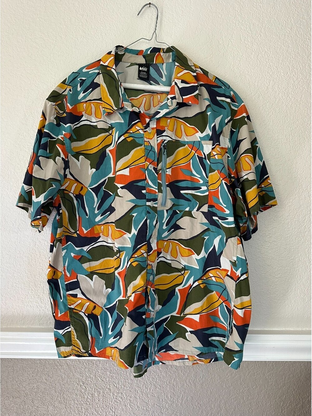 REI Co-op Mens XL Short Sleeve Button Front Shirt Tropical Leaf Print Zip Pocket